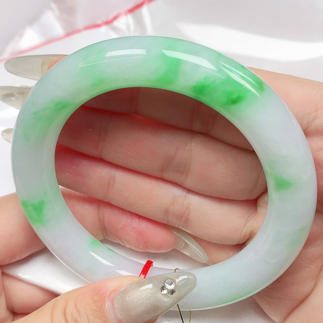 翡翠手镯未镶嵌抖音