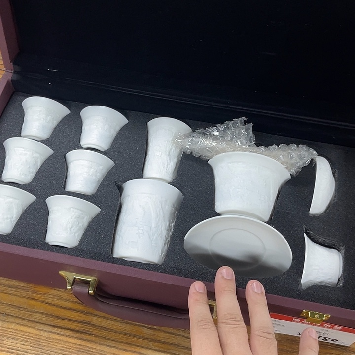 孤品茶具套装等。        