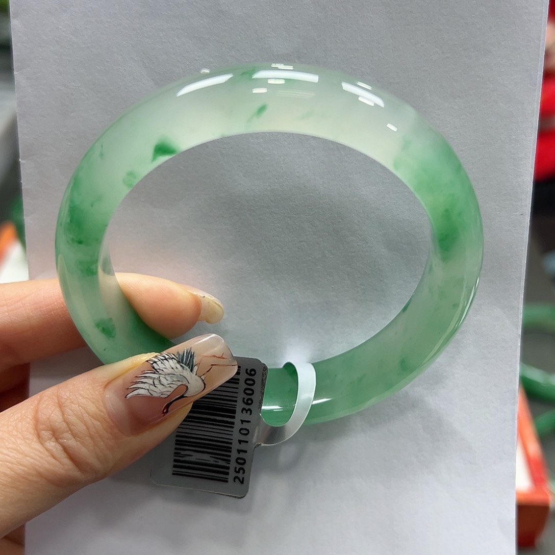 石英质玉手镯未镶嵌艳