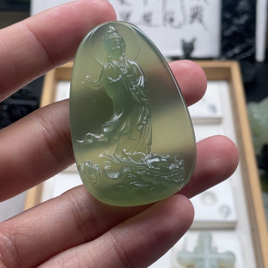****妞蛇纹石玉未镶嵌吊坠