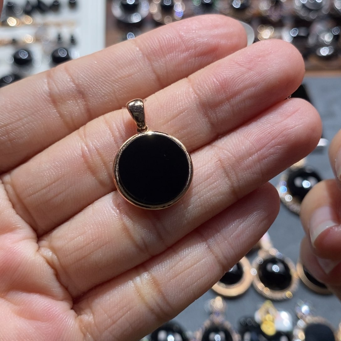 颈饰18K金镶嵌翡翠墨翠