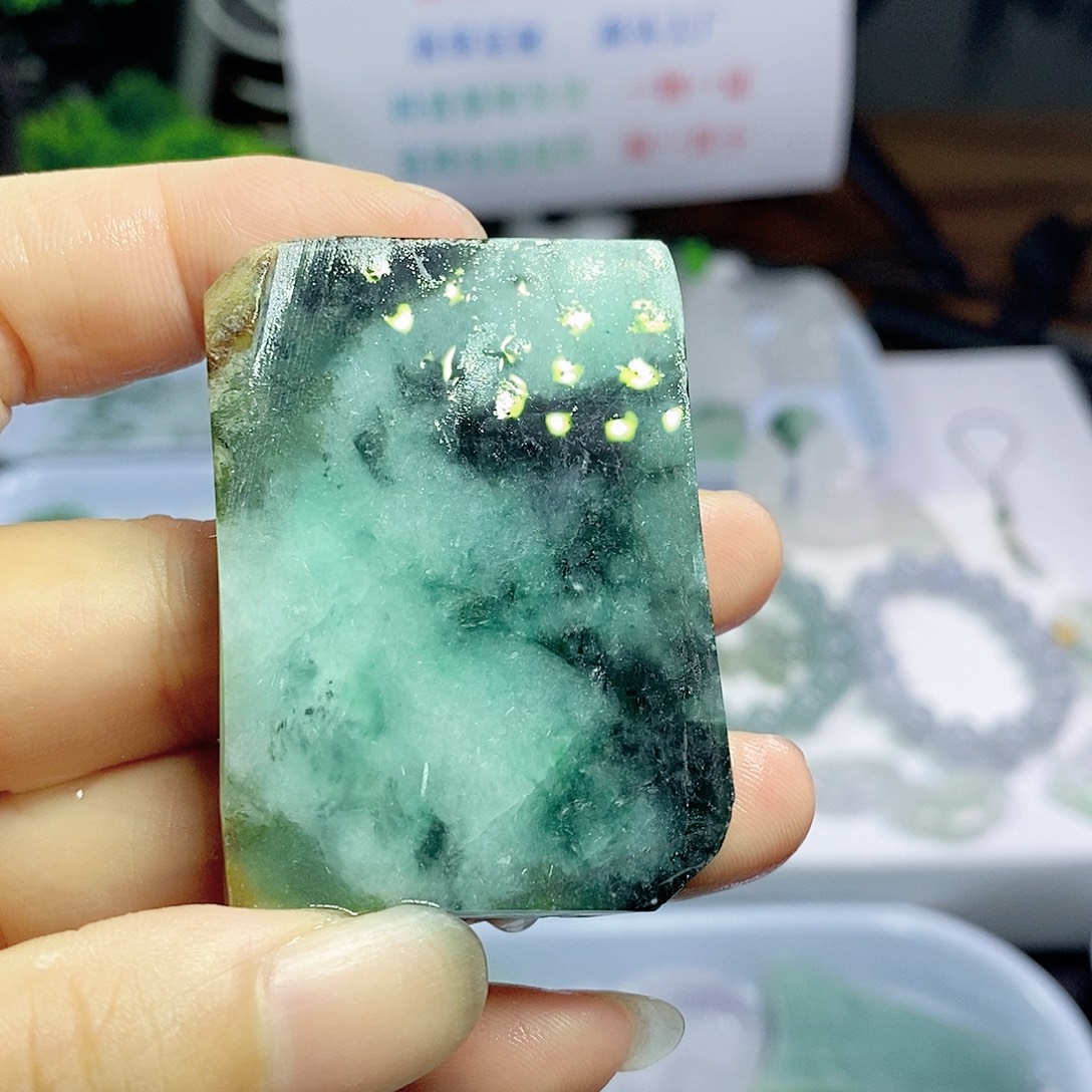 翡翠未镶嵌颈饰毛料边角。不包工