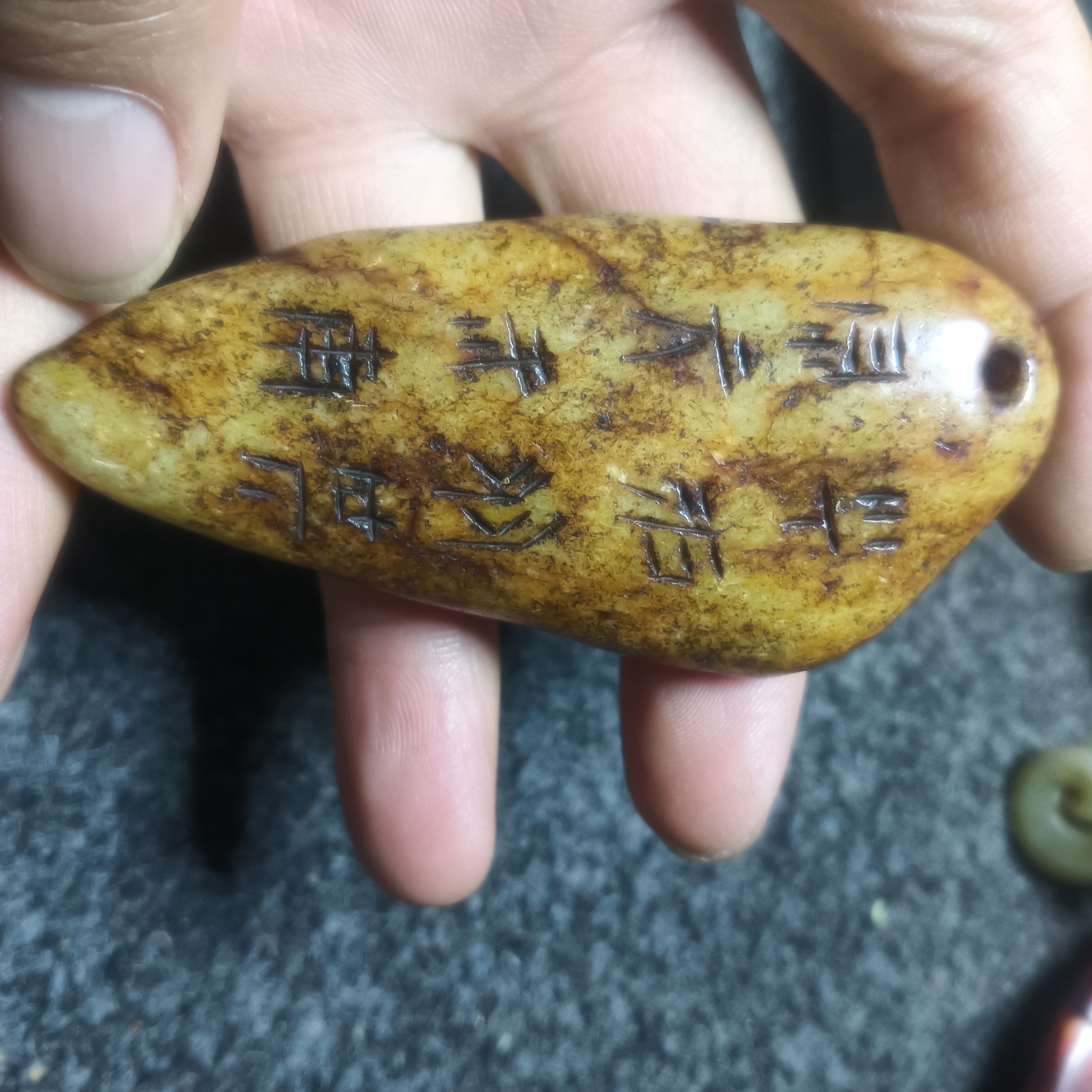 和田玉原石手把件