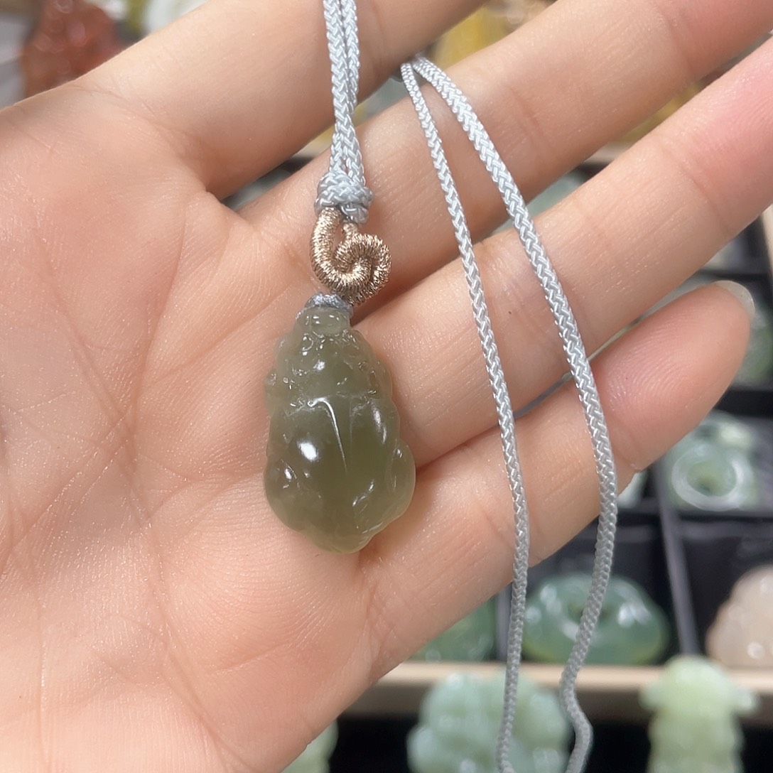 蛇纹石玉颈饰未镶嵌