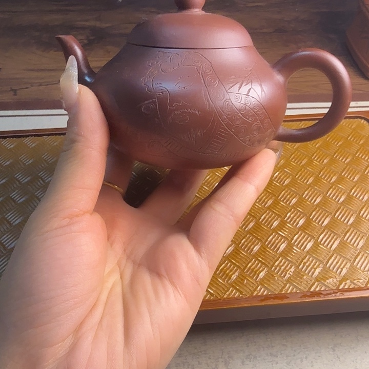 矮梨型，紫朱泥。手工刻绘