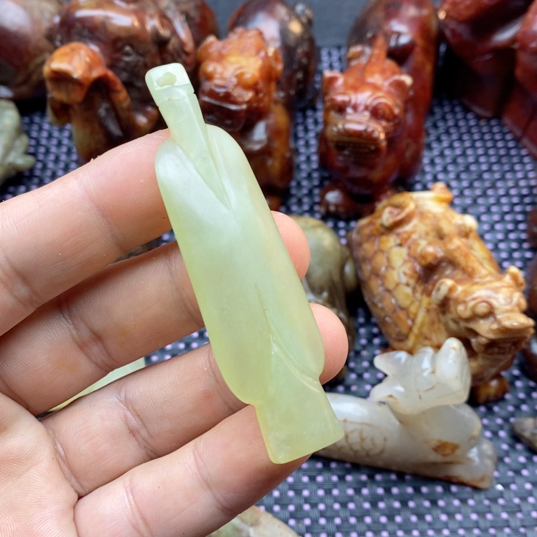 蛇纹石玉颈饰未镶嵌