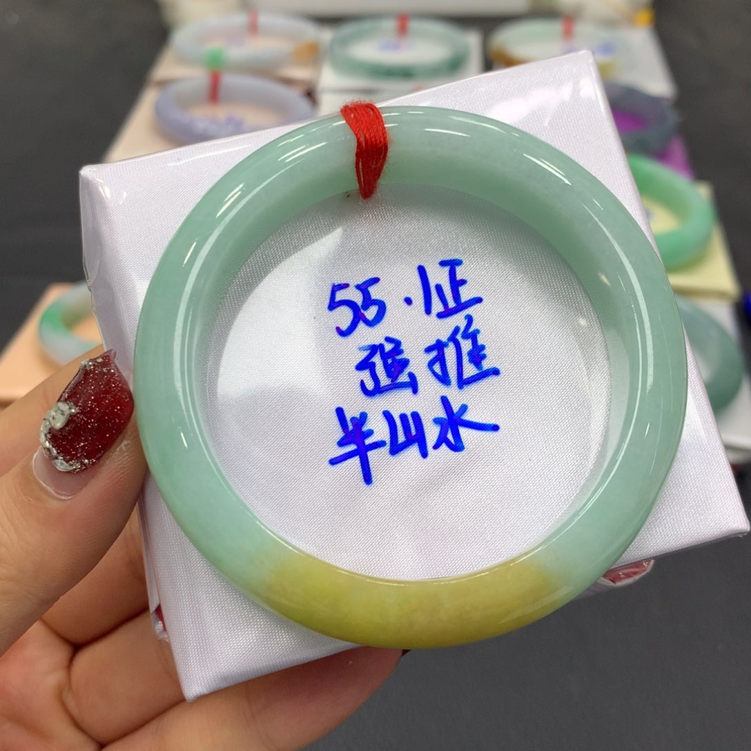 翡翠手镯未镶嵌翡翠手镯