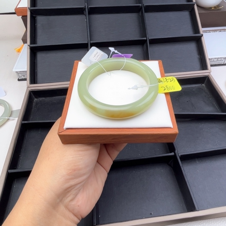 未镶嵌手镯和田玉七月