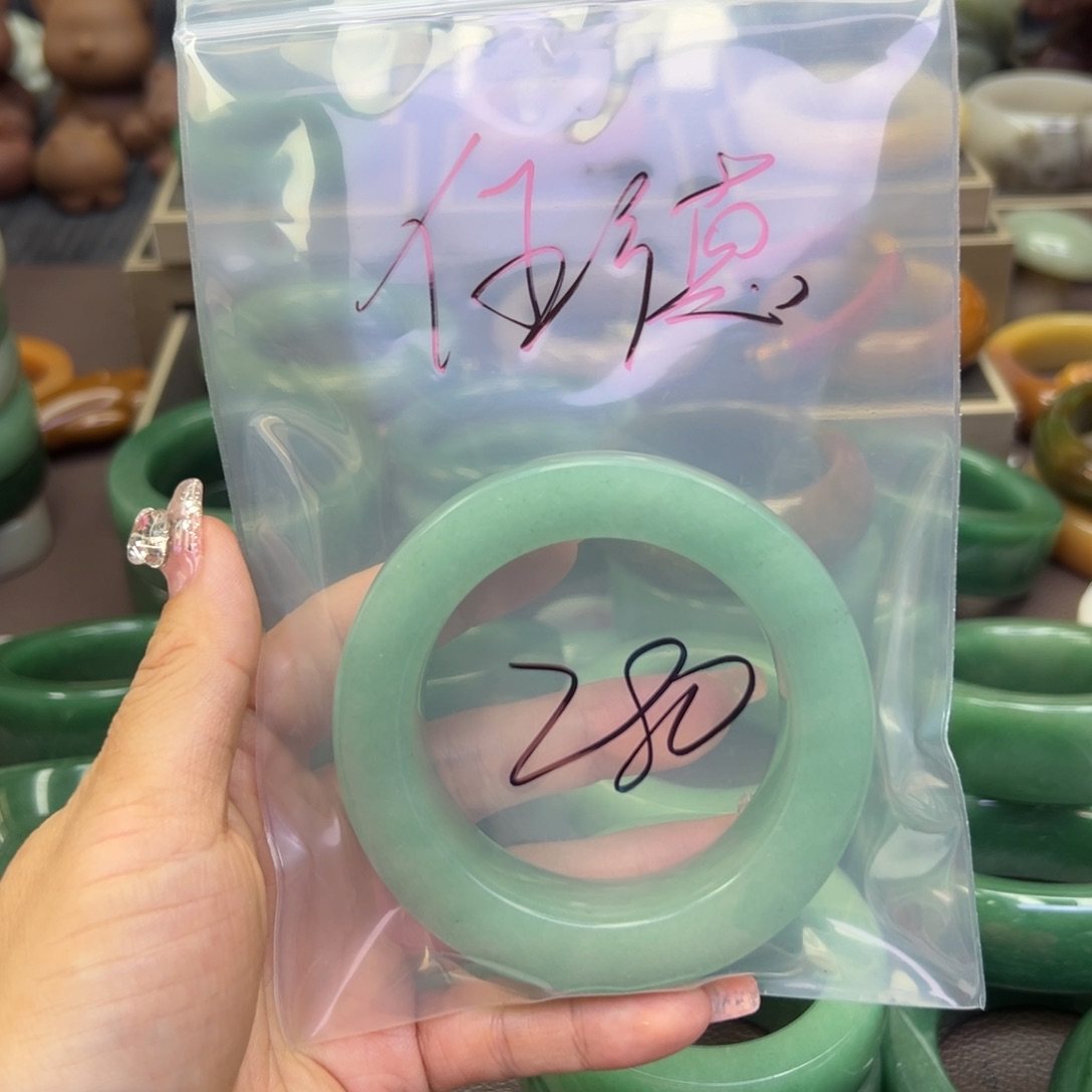 石英岩玉手镯未镶嵌倔****德