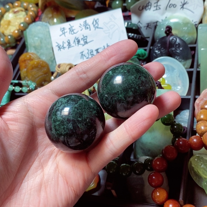 蛇纹石玉颈饰未镶嵌
