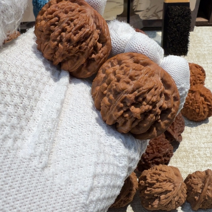 丰***帆文玩核桃吊坠文玩核桃，矮桩四座楼