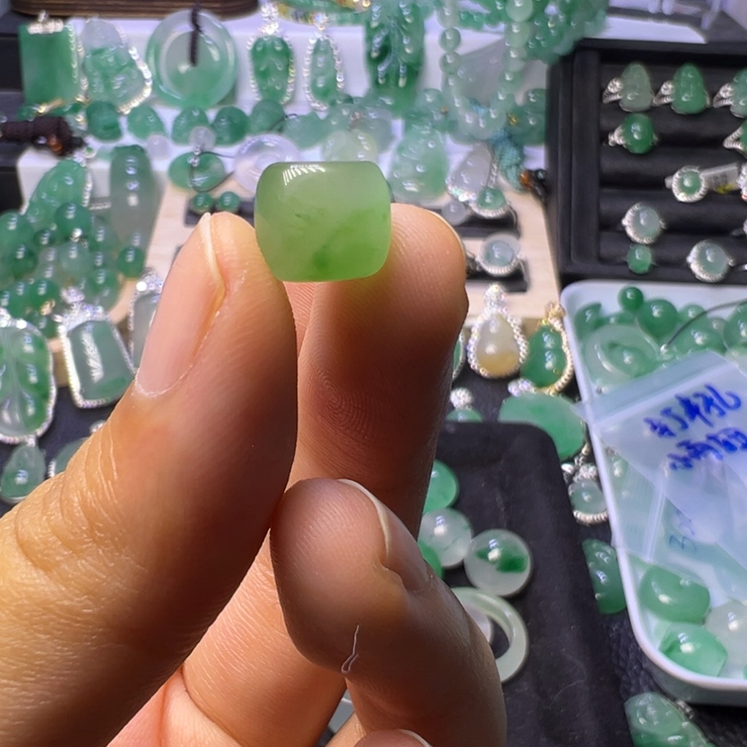 壬***弼石英质玉（非洲翠）未镶嵌颈饰