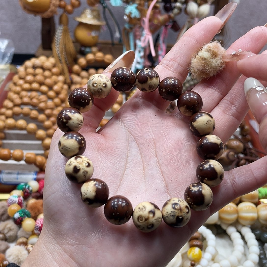 猴头核桃吊坠紫金鼠手串加三个乳白色毛球