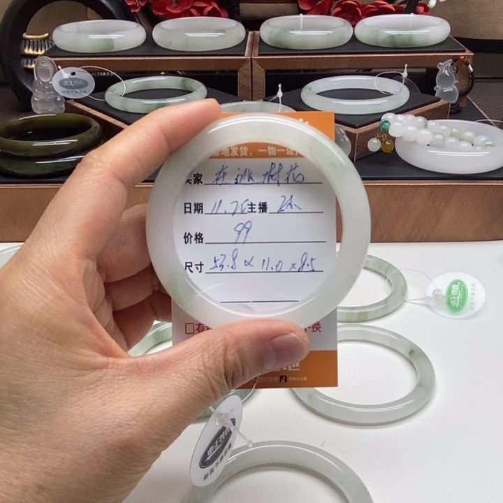 在***花石英质玉未镶嵌手镯