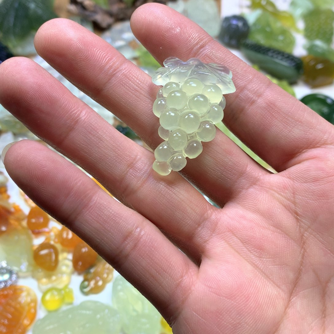 岫玉颈饰未镶嵌葡萄