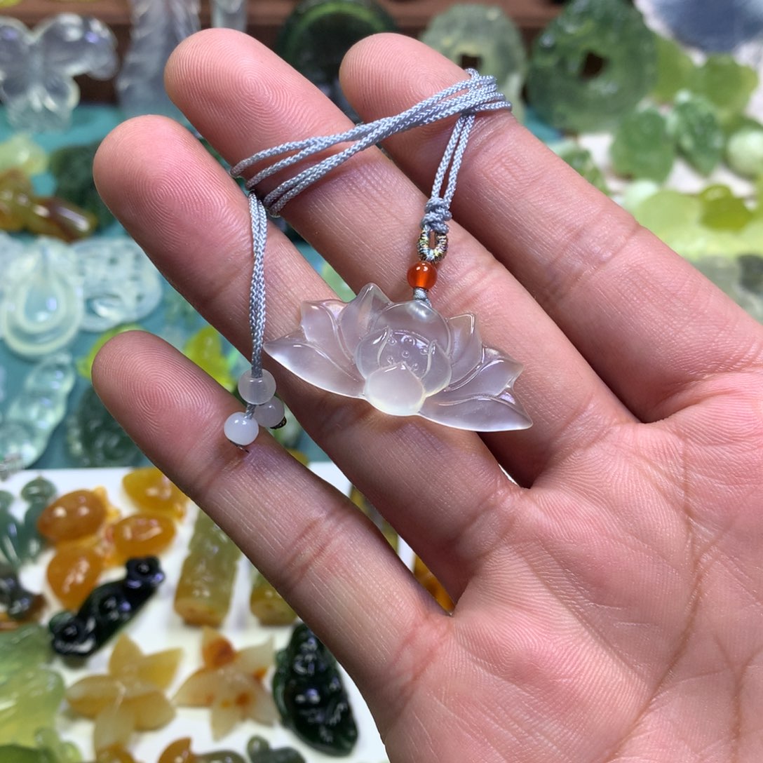 岫玉颈饰未镶嵌莲花