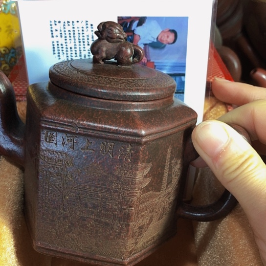 紫砂茶壶原矿泥料手工制作的一把紫砂壶。