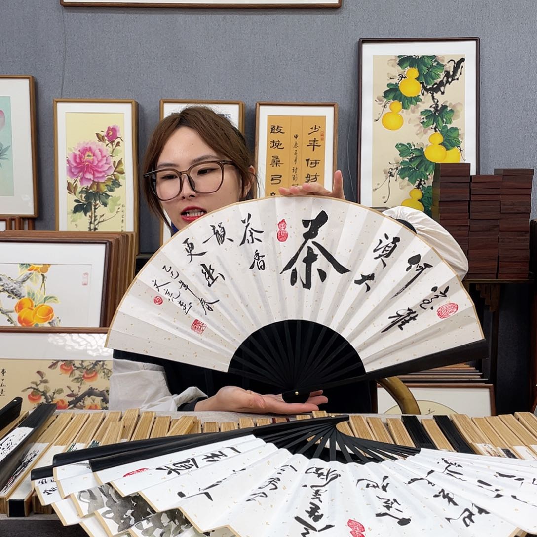 国画福利折扇带中玉扇骨（默认粘好发出）茶