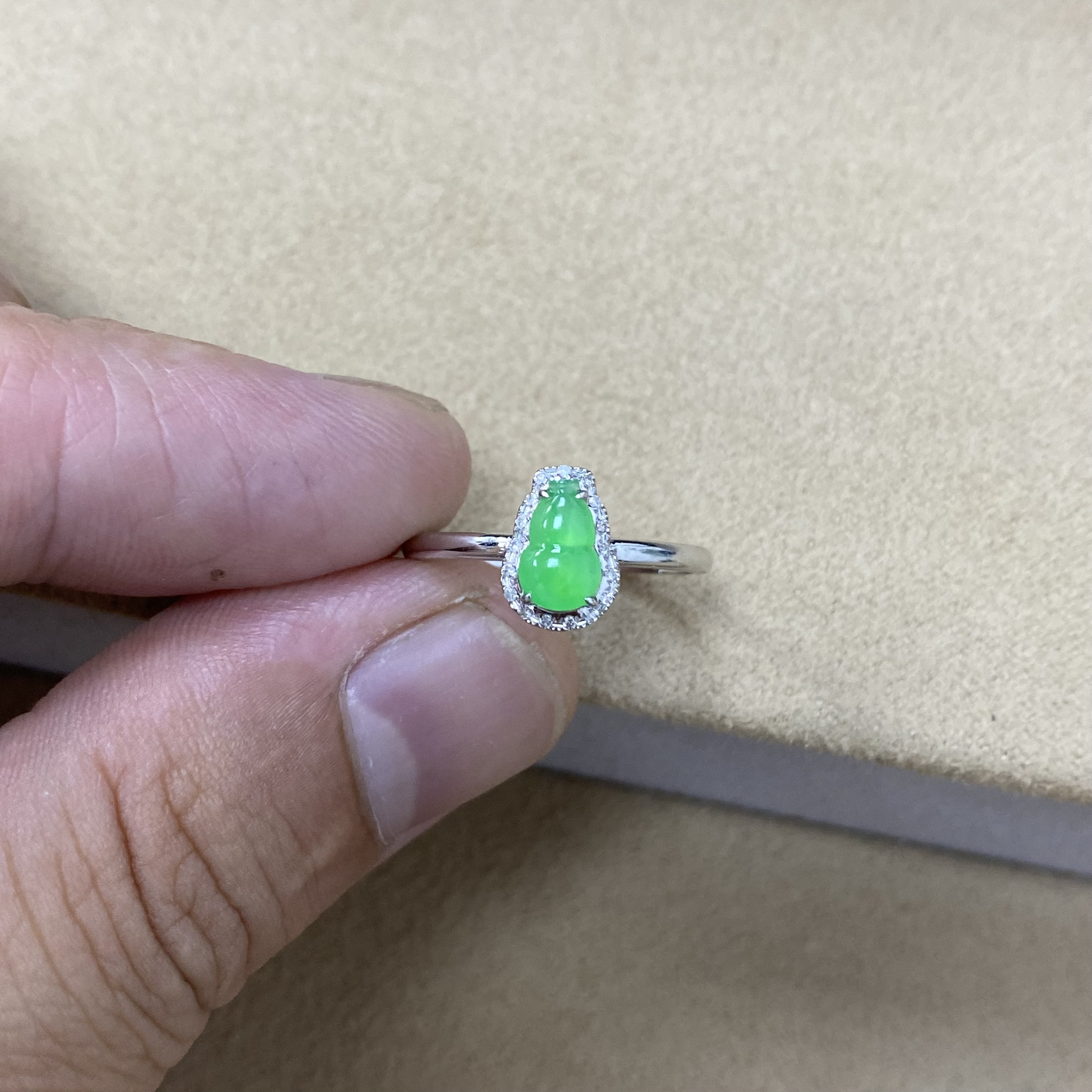 18k金缅甸翡翠戒指