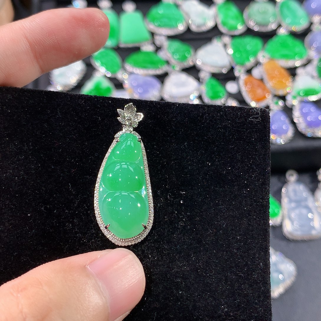 翡翠18K金镶嵌颈饰