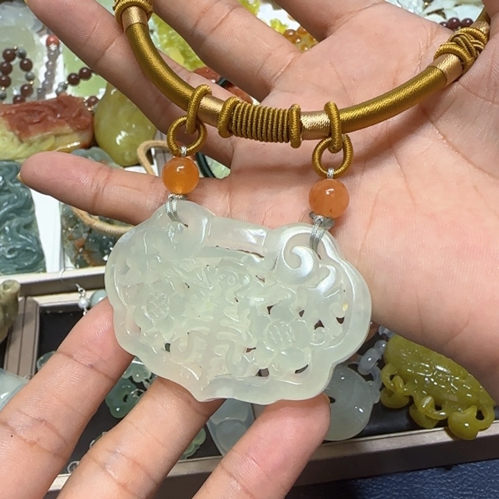 蛇纹石玉未镶嵌吊坠