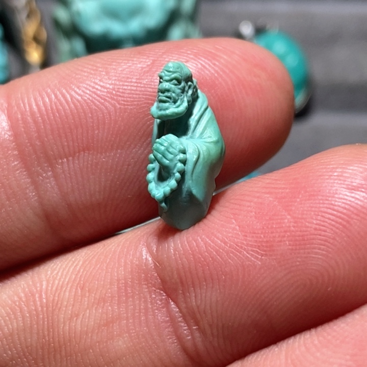 绿松石颈饰未镶嵌磊*