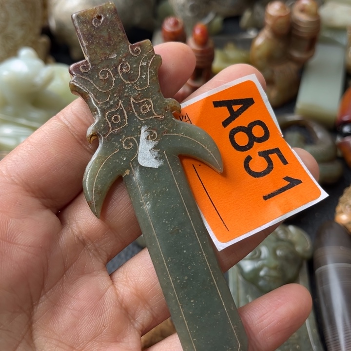 和田玉颈饰未镶嵌?