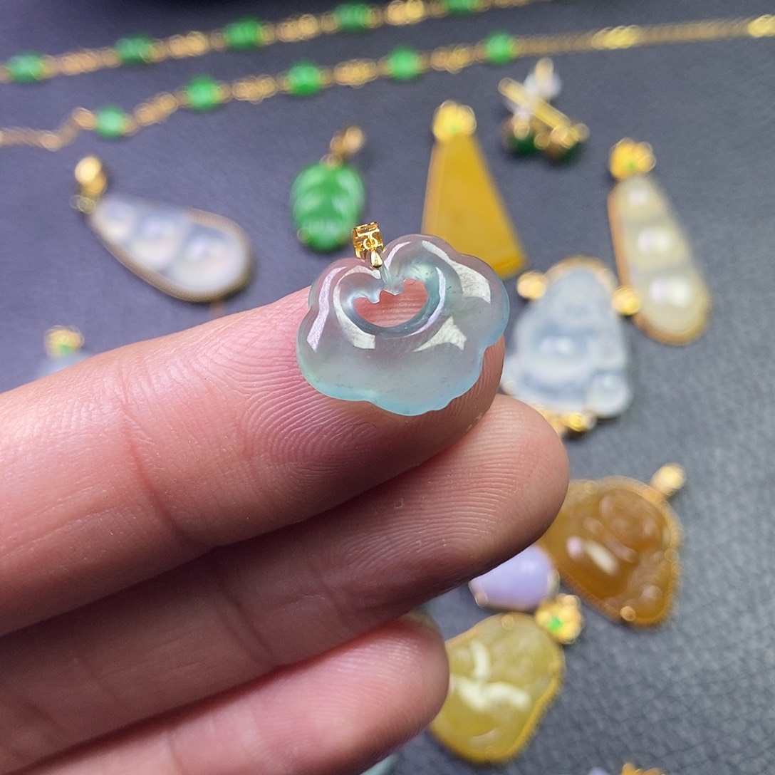 颈饰18K金镶嵌翡翠