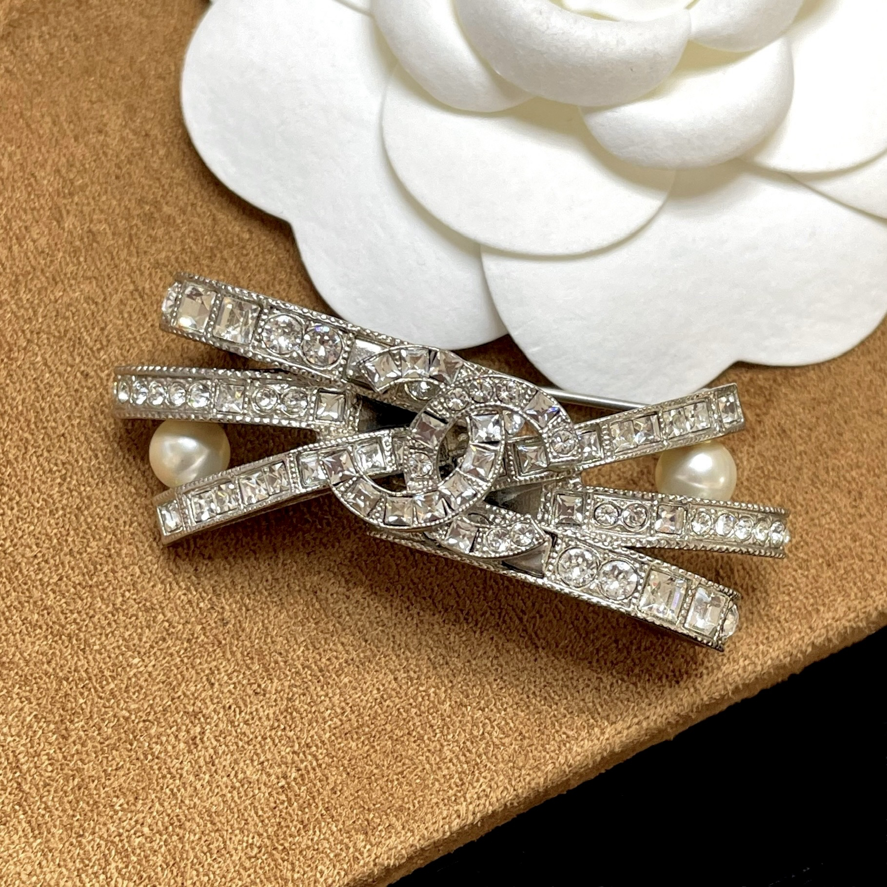 95新 Chanel/香奈儿 特价！银色拼钻双珠立体蝴蝶结胸针 2501212 