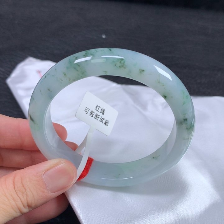 翡翠未镶嵌手镯  