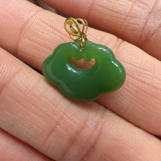 和田玉颈饰18K金镶嵌碧玉平安锁阳绿