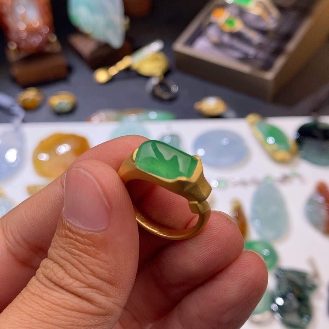 翡翠颈饰18K金镶嵌戒指