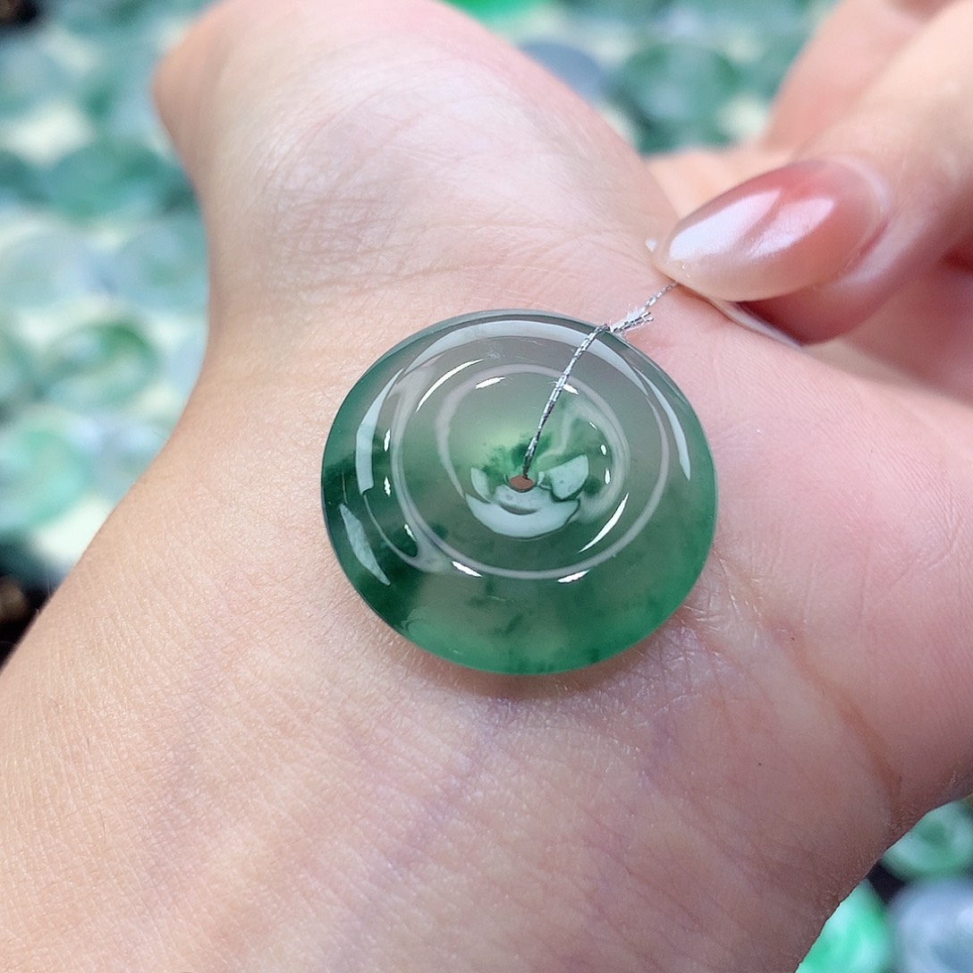 翡翠未镶嵌颈饰编号9。尺寸21.3-5.6