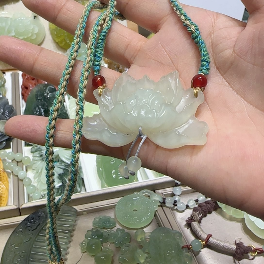 未镶嵌蛇纹石玉吊坠