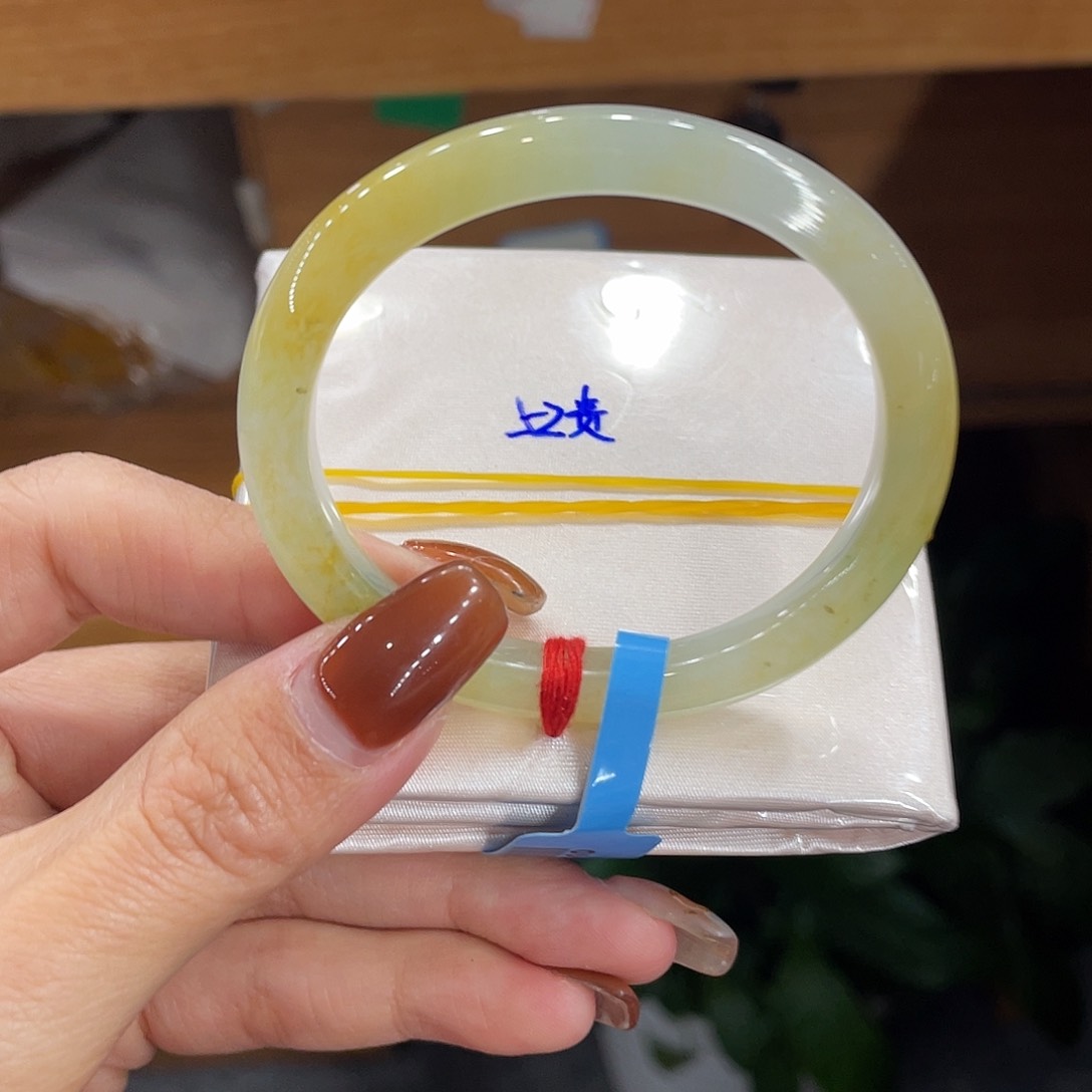 翡翠手镯未镶嵌天然翡翠