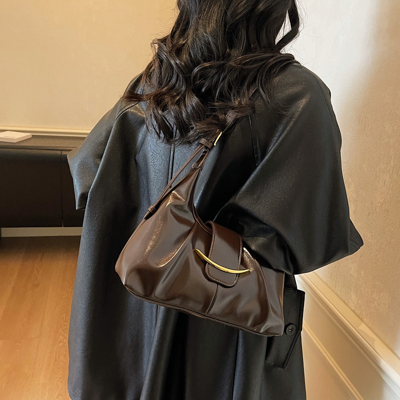 2025流行女包纯色腋下包拉链斜挎包黑色女包褶皱小众小包包单肩包