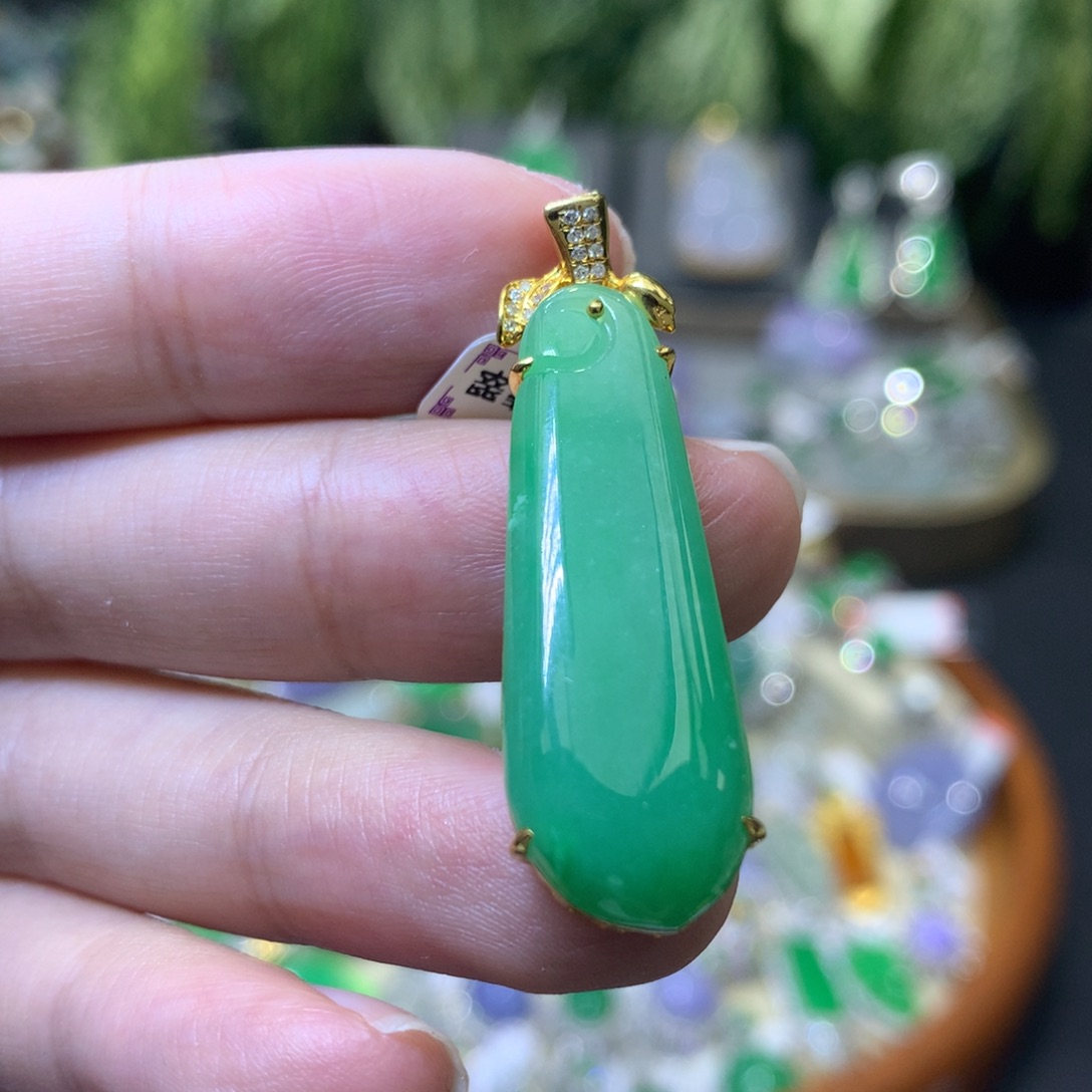 颈饰18K金镶嵌翡翠