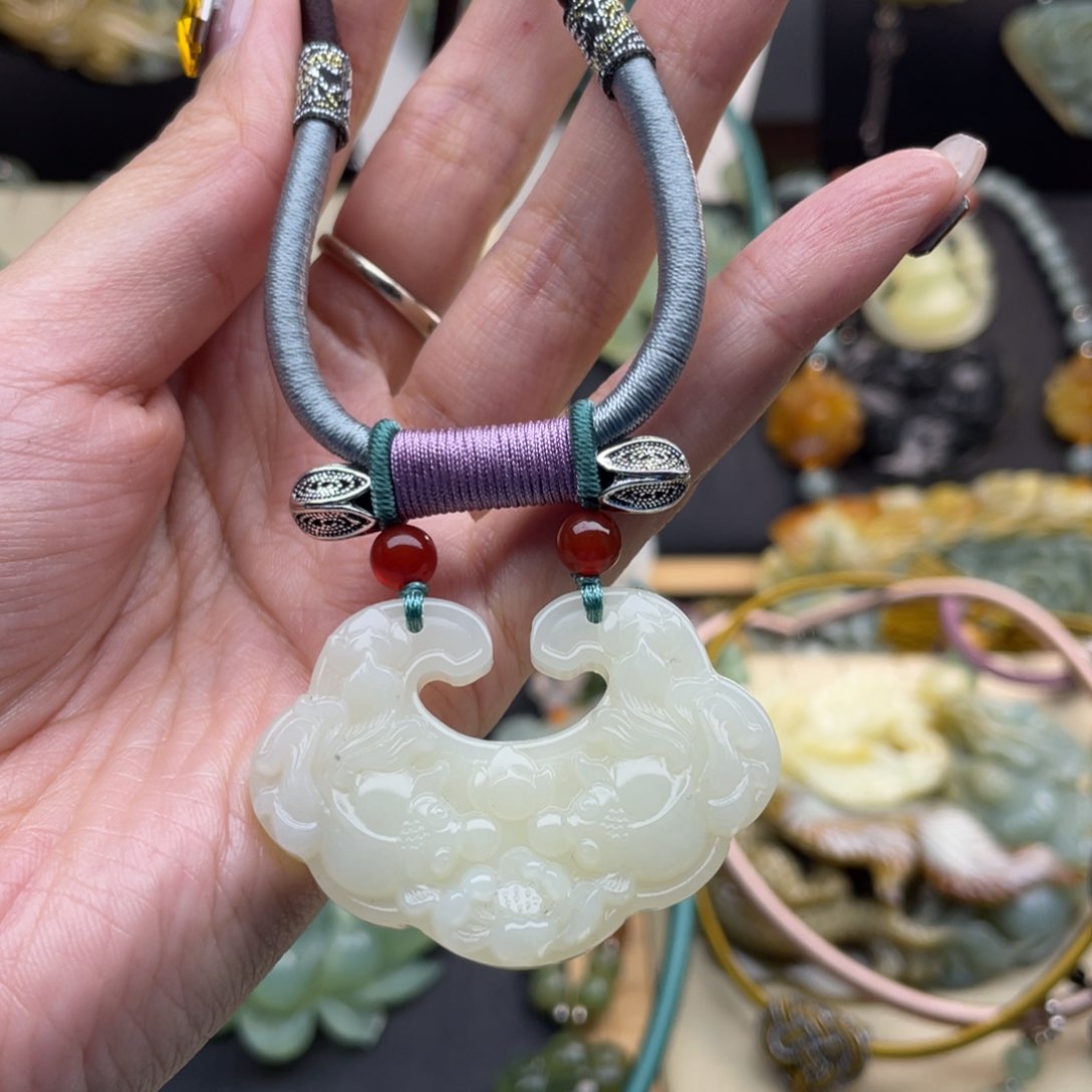 蛇纹石玉颈饰未镶嵌