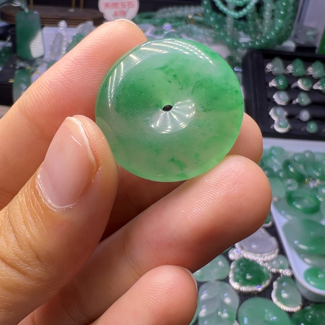 石英质玉（非洲翠）未镶嵌颈饰