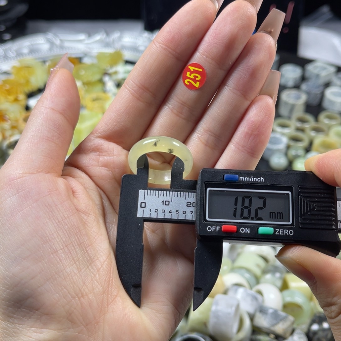 蛇纹石玉未镶嵌戒指