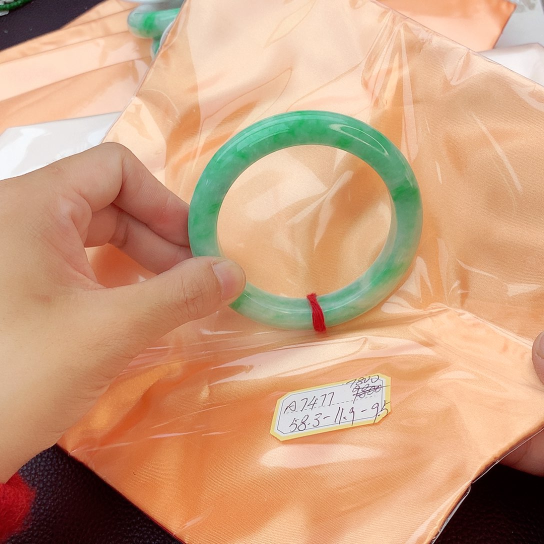 翡翠手镯未镶嵌翡翠