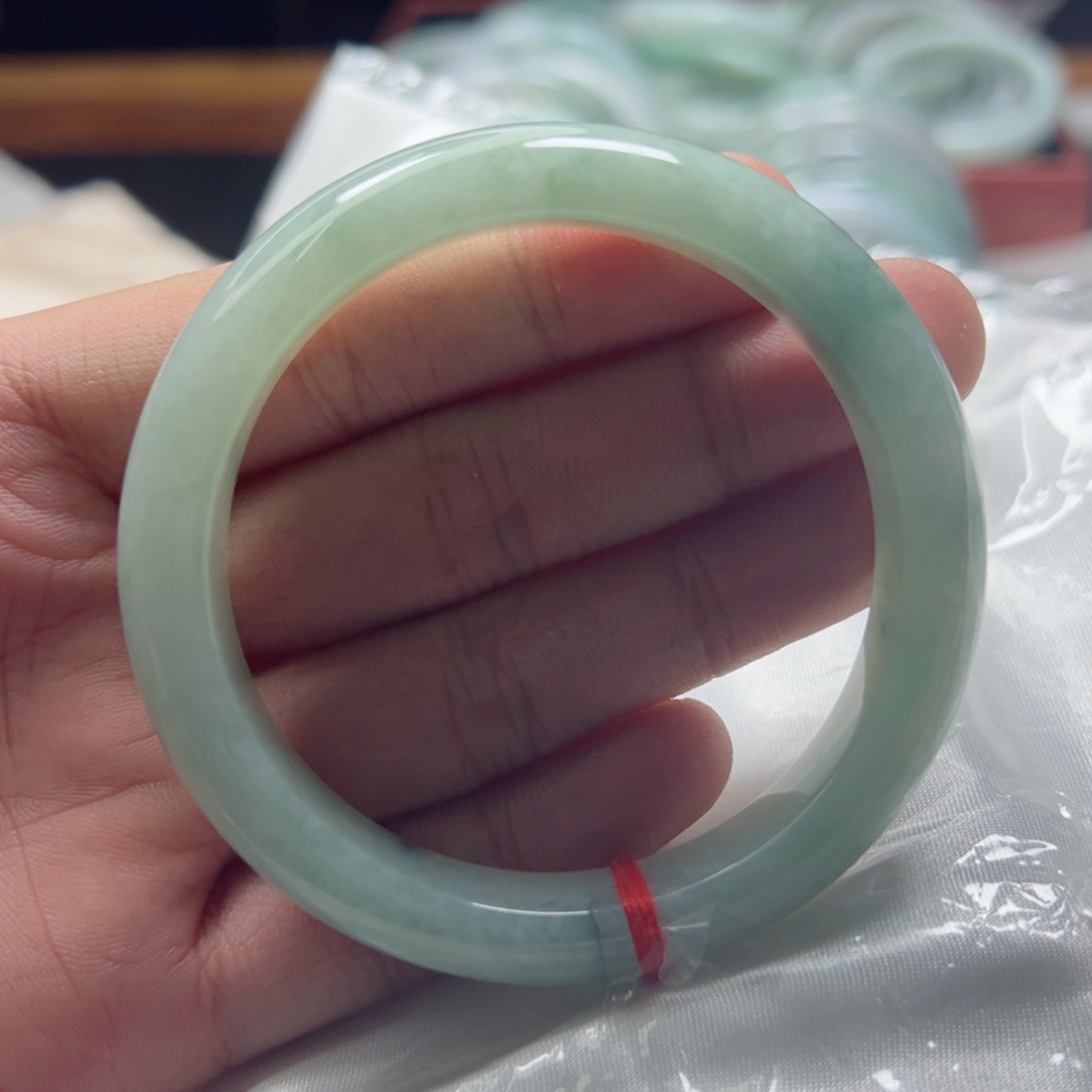 翡翠手镯未镶嵌55.6飘花水润绿底