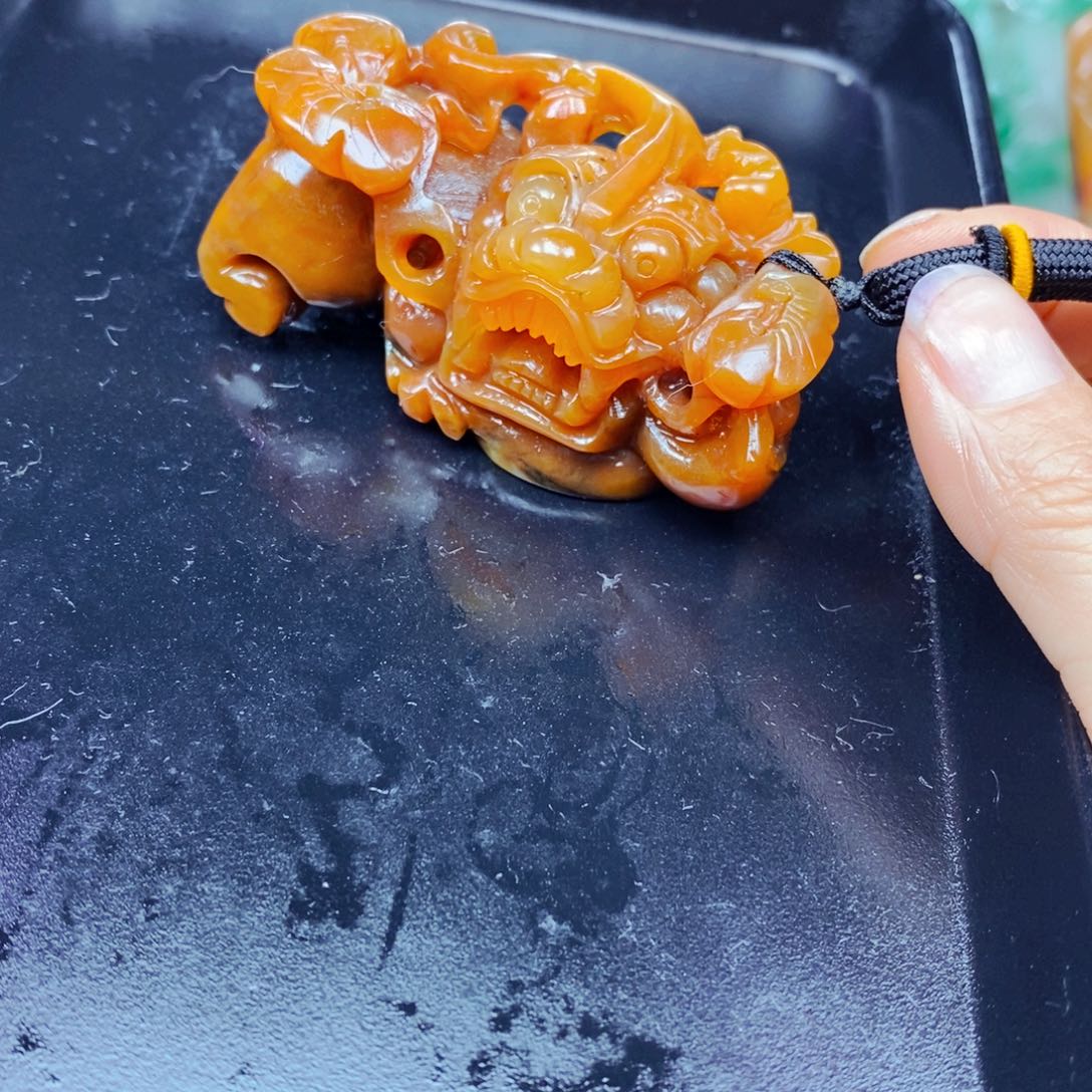 石英质玉（黄龙玉）未镶嵌颈饰