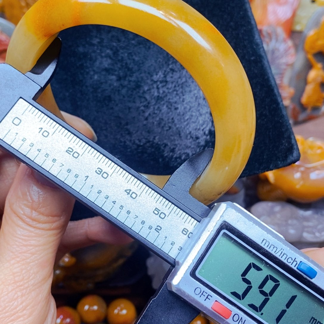 未镶嵌石英质玉（黄龙玉）颈饰