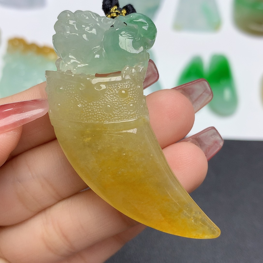 翡翠颈饰未镶嵌龙牙