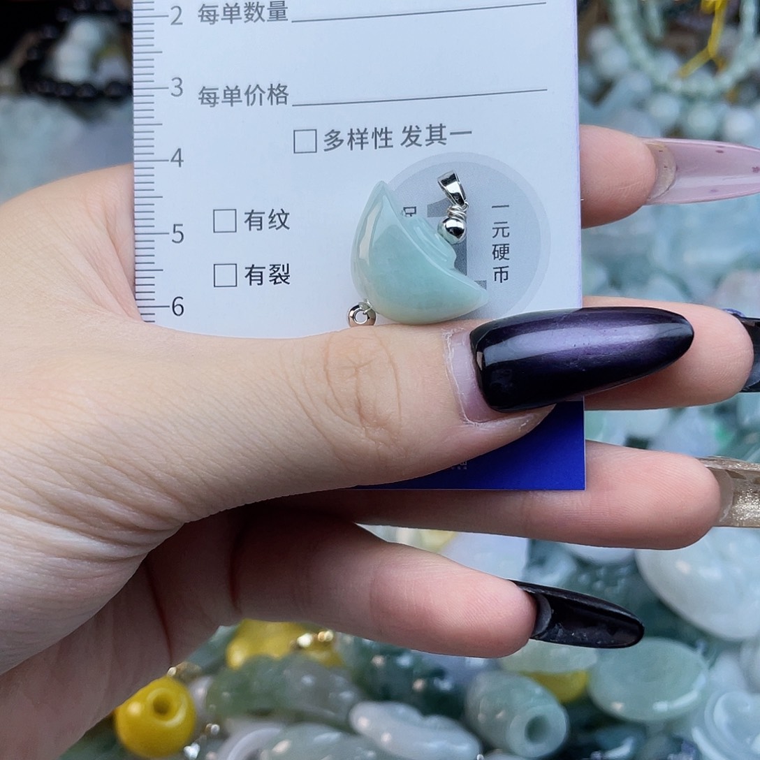翡翠未镶嵌颈饰hhh