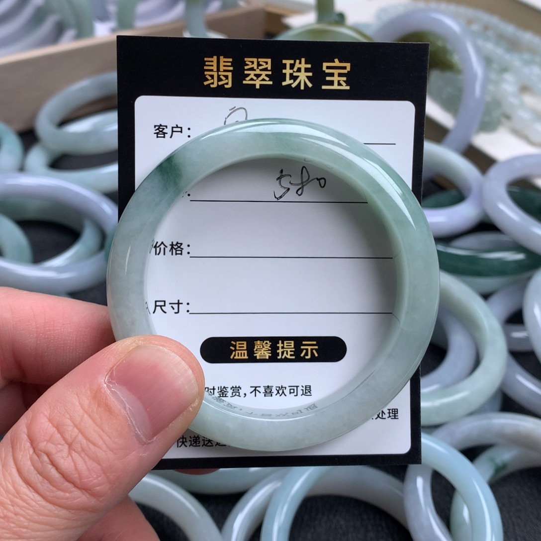 宝***为翡翠未镶嵌手镯成品