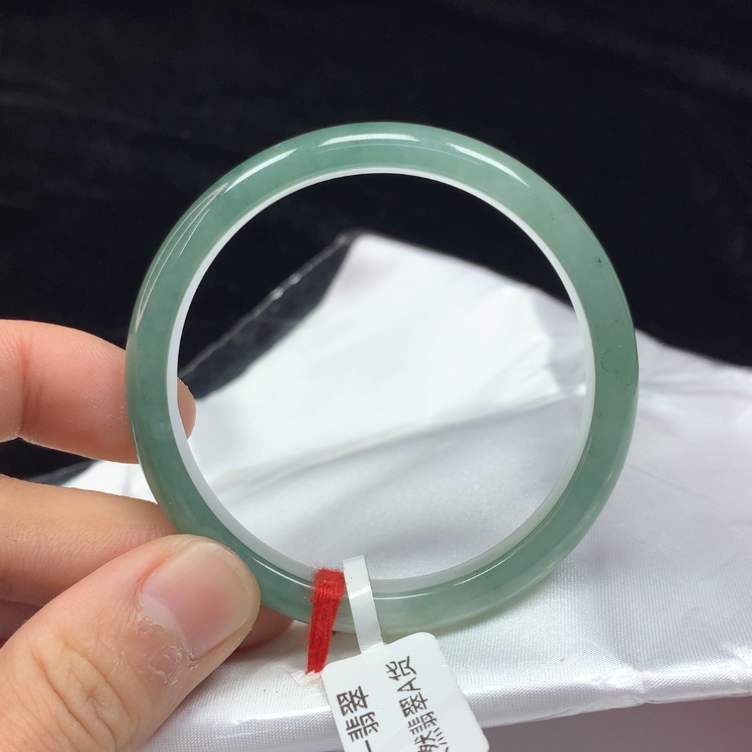 翡翠手镯（圆镯）未镶嵌53.3