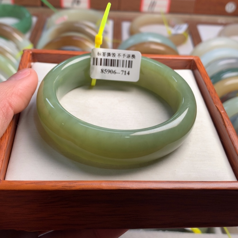 【闪购商品】和田玉手镯未镶嵌54！.7