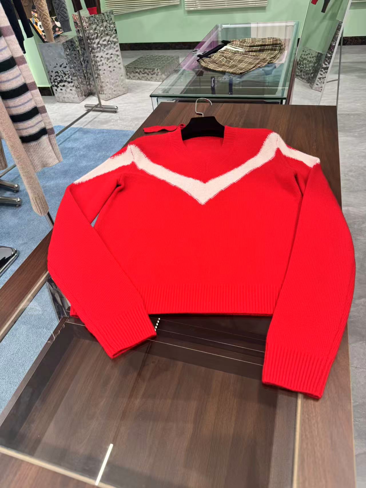 25秋冬圣诞系列红色V字套头羊毛针织